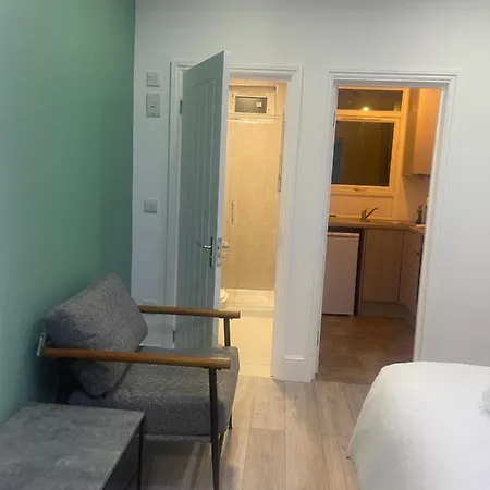 East Self Check In Apartment