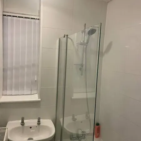 New! Xtra Large 4 Bedroom Up To 12 Guests London