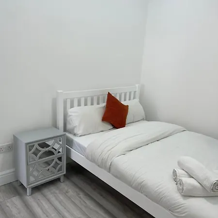 East Self Check In Apartment *