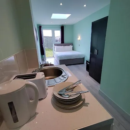 Letzi Premium Cozy Retreat Private En-suite Rooms, Heathrow Airport Hayes (Greater London)