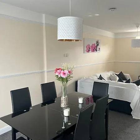 Stunning 3 Bedroom Property- Large *