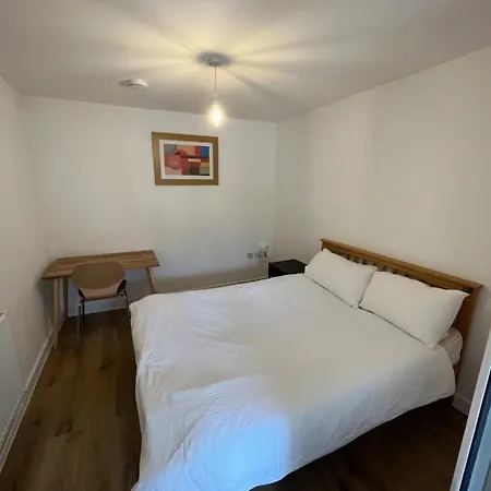 1bd Flat With Patio - 5 Min To Airport * London