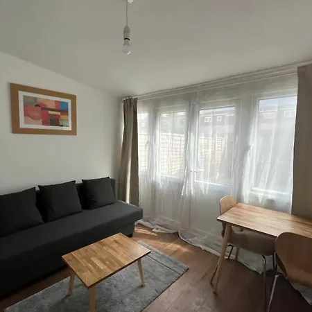 1bd Flat With Patio - 5 Min To Airport Apartment *