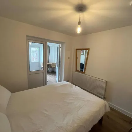 Apartment 1bd Flat With Patio - 5 Min To Airport *