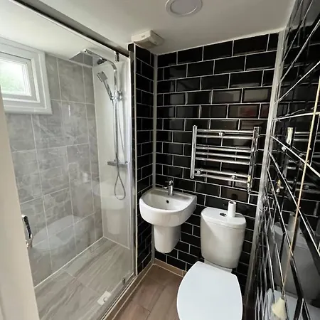 1bd Flat With Patio - 5 Min To Airport * London