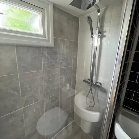 1bd Flat With Patio - 5 Min To Airport * London
