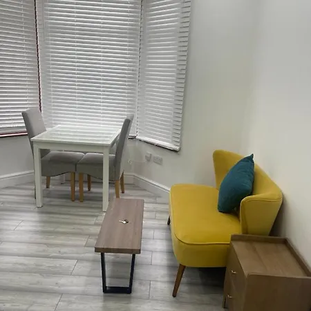 East Self Check In Apartment