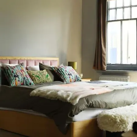 Three-storey, Renovated 1890s Heritage In Spitalfields Market Apartment *