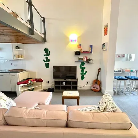 Apartment High-ceiling Flat With Rooftop & Skyline View