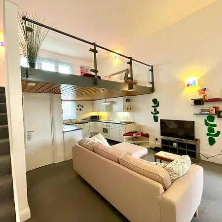 Apartment High-ceiling Flat With Rooftop & Skyline View