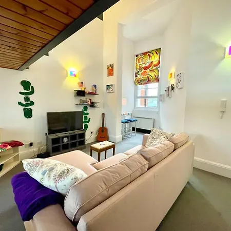 Apartment High-ceiling Flat With Rooftop & Skyline View London