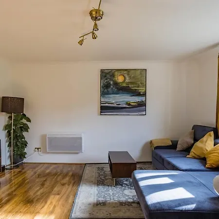 Bright &spacious One Bedroom Flat Off Canary Wharf * London