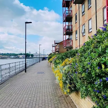 Bright &spacious One Bedroom Flat Off Canary Wharf * London