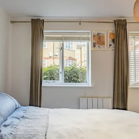 Bright &spacious One Bedroom Flat Off Canary Wharf *