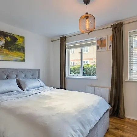 Bright &spacious One Bedroom Flat Off Canary Wharf * London