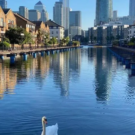 Bright &spacious One Bedroom Flat Off Canary Wharf * London