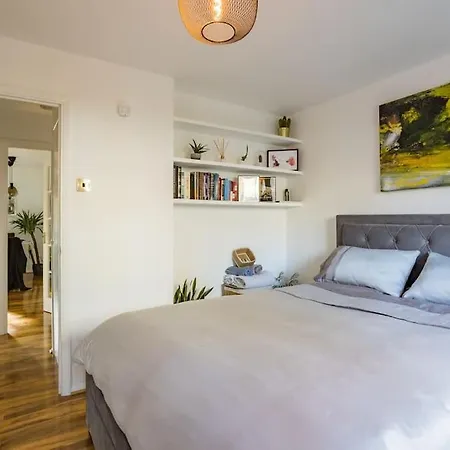 Bright &spacious One Bedroom Flat Off Canary Wharf * London