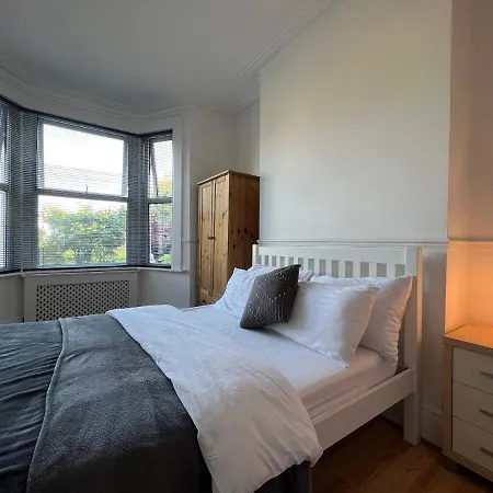 Entire Luxury 4 Bedroom Victorian House With 2 En-suite - Forest Hill, Apartment