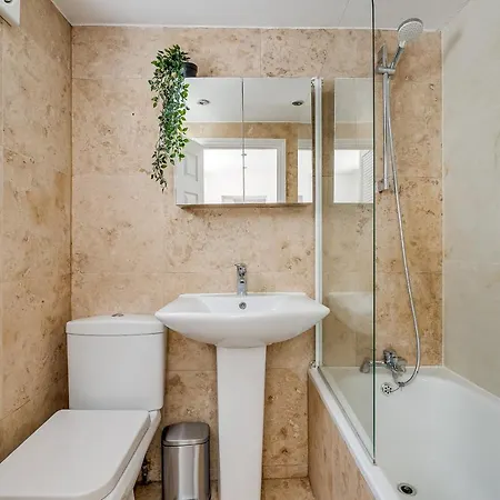 Luxury 1 Bed In East Apartment