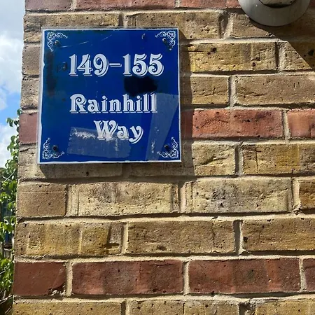 New Cosey 2 Bedroom With Free Parking Apartment *