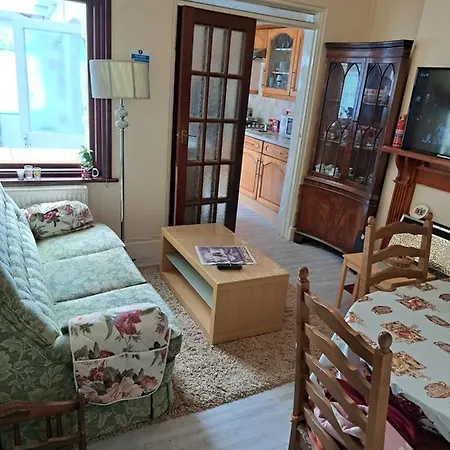 Luxury Super Double Bedroom London Seven Kings Train Station Ilford