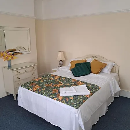 Homestay Luxury Super Double Bedroom London Seven Kings Train Station *
