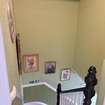 Luxury Super Double Bedroom London Seven Kings Train Station *