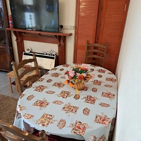 Luxury Super Double Bedroom London Seven Kings Train Station