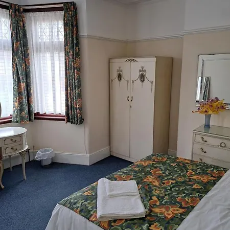 Homestay Luxury Super Double Bedroom London Seven Kings Train Station
