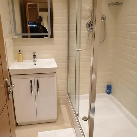 London Luxury 3 Bedroom Sleeps 8 With 3 Bathrooms 5 Mins Walk To Tube Station Free Parking Appartement