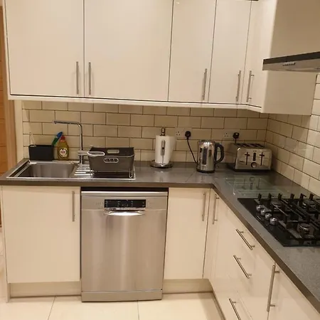 London Luxury 3 Bedroom Sleeps 8 With 3 Bathrooms 5 Mins Walk To Tube Station Free Parking Ilford