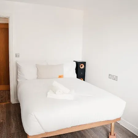 2 Bed River View Greenwich Apartment *