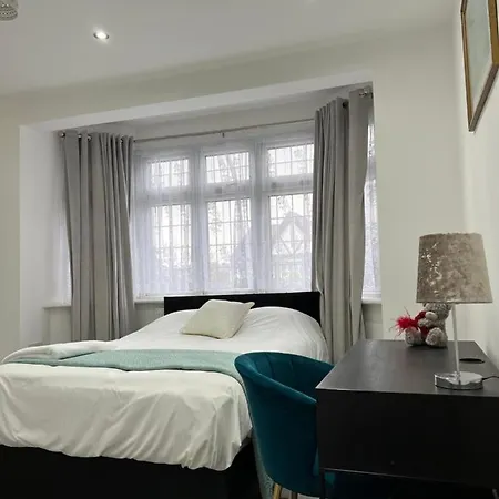 Starlet Apartament Wanstead
