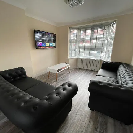 Modern 4-bedroom Entire House With Garden Holiday home *