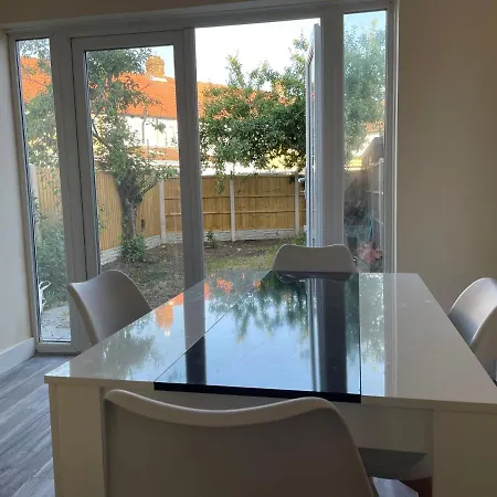 Modern 4-bedroom Entire House With Garden Holiday home Uxbridge