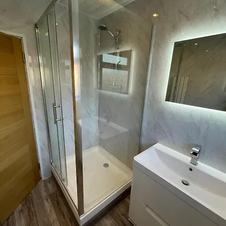 Modern 4-bedroom Entire House With Garden Holiday home Uxbridge