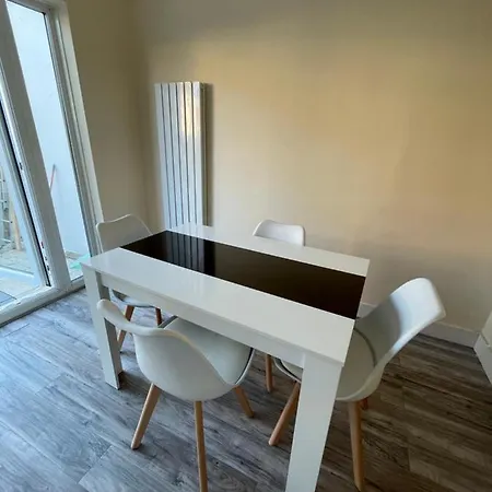 Modern 4-bedroom Entire House With Garden *