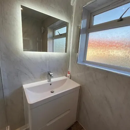 Modern 4-bedroom Entire House With Garden Holiday home *
