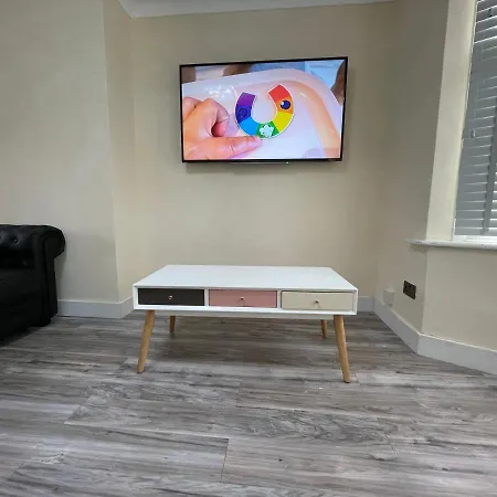Modern 4-bedroom Entire House With Garden