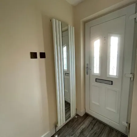 Modern 4-bedroom Entire House With Garden Holiday home *
