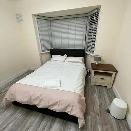Modern 4-bedroom Entire House With Garden * Uxbridge