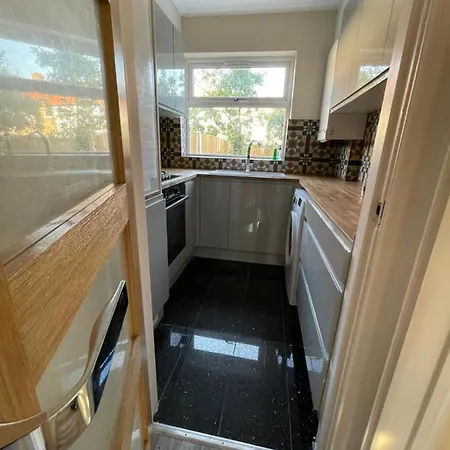 Modern 4-bedroom Entire House With Garden Holiday home Uxbridge