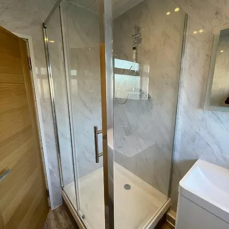 Holiday home Modern 4-bedroom Entire House With Garden