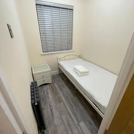 Modern 4-bedroom Entire House With Garden Holiday home