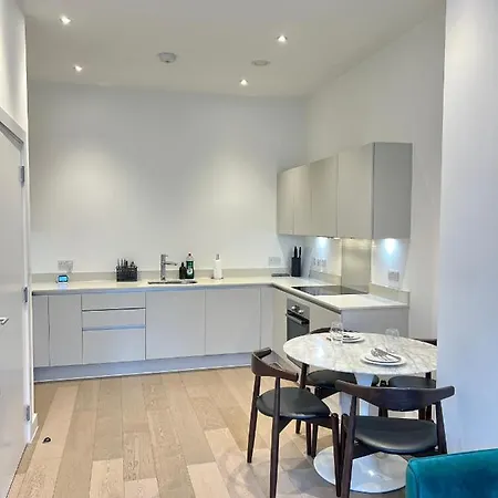 Luxury Modern 1 Bed Apartment *