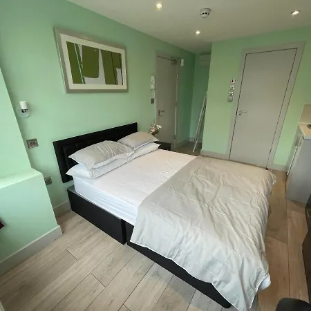 Pensión Letzi Premium Cozy Retreat Private En-suite Rooms, Heathrow Airport *