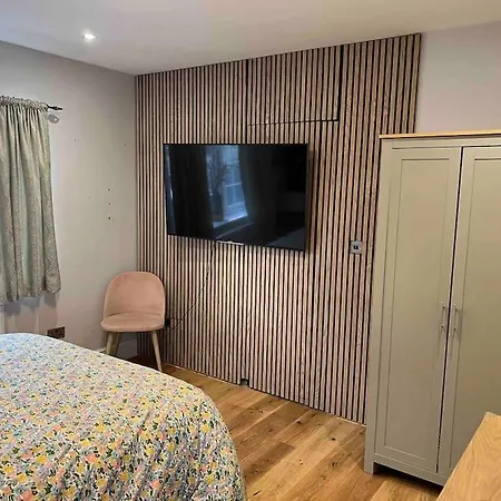 En-suite Double - Private Entrance & Free Parking *