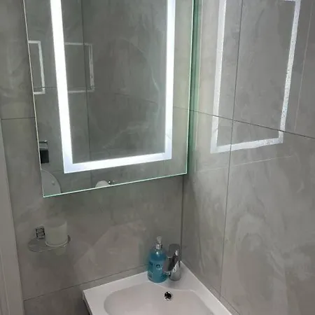 Apartment En-suite Double - Private Entrance & Free Parking *