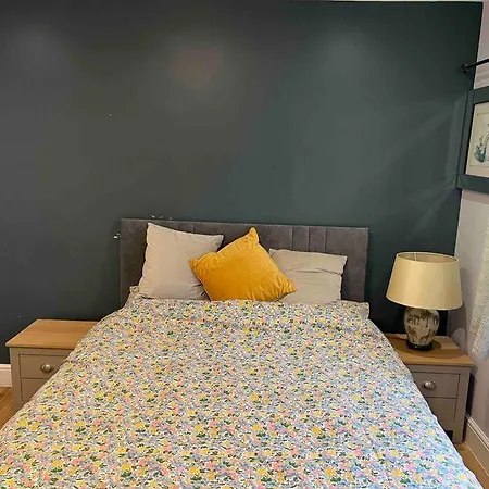 En-suite Double - Private Entrance & Free Parking Apartment