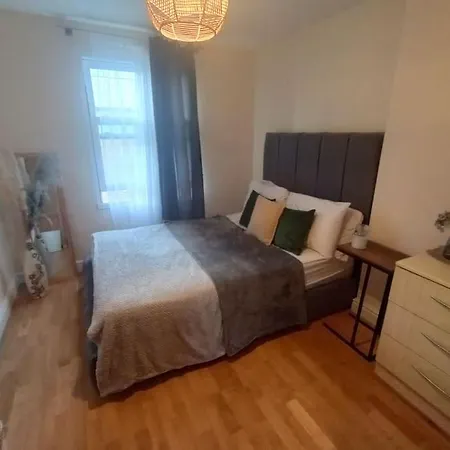 1- Bedroom Flat In London, Sleeps 4, Good Transport Link Apartment